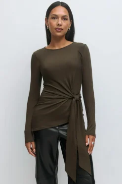 Asymmetric tie top
