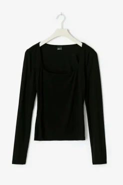 Scoop neck top