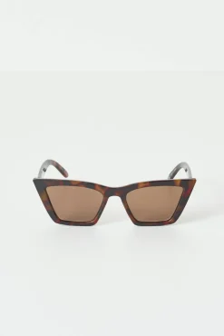 Sharp cat eye sunglasses