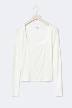 Slim fit scoop neck top