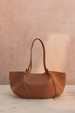 Strap handle tote bag