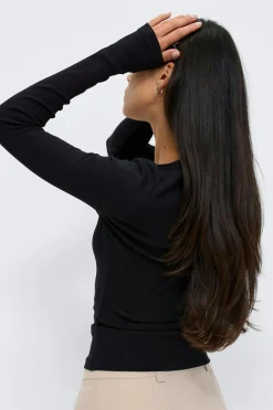 Super stretch scoop neck top