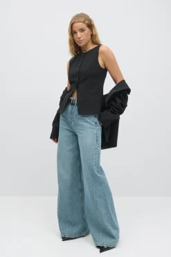 Tailored boatneck vest