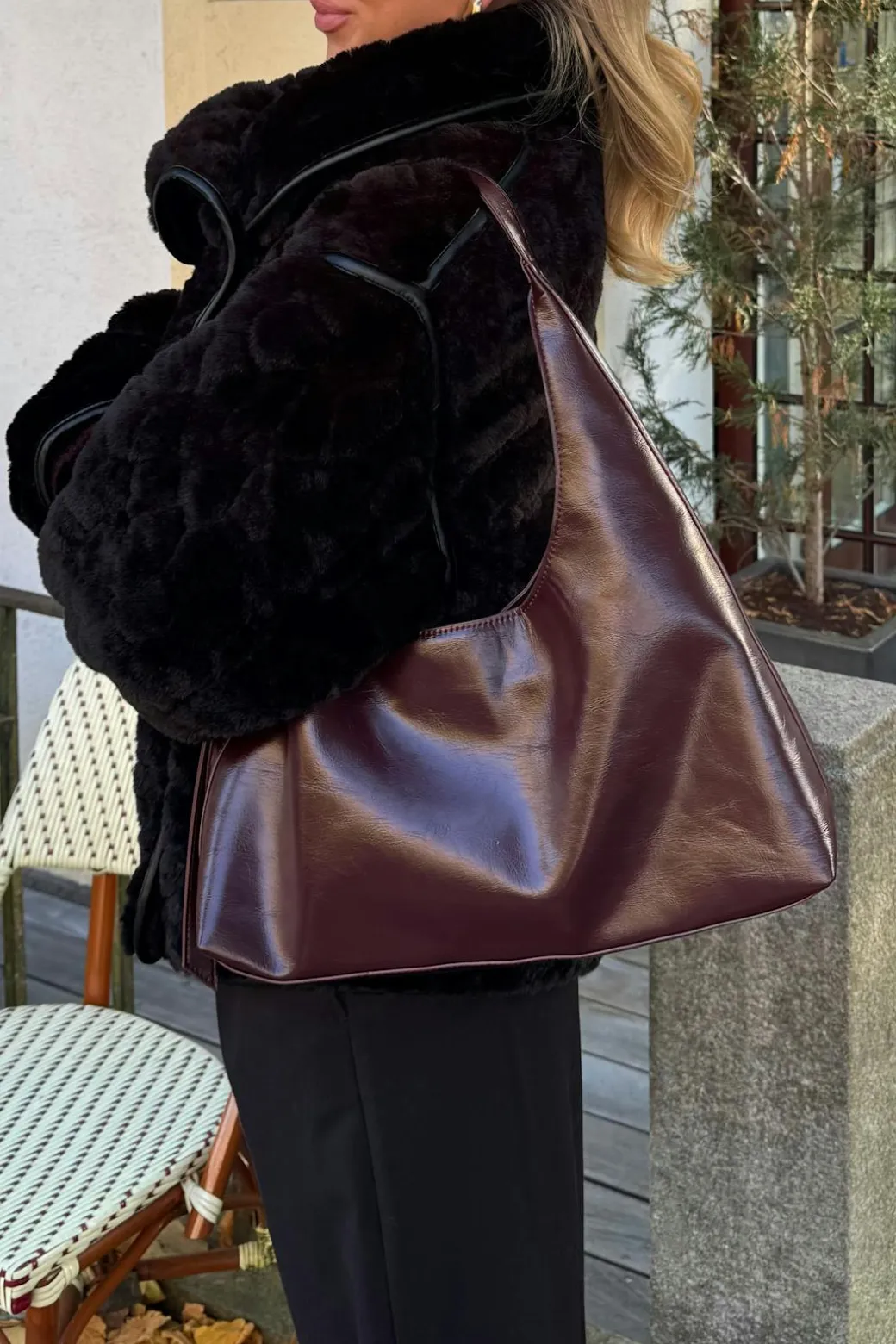 Wide shoulder bag
